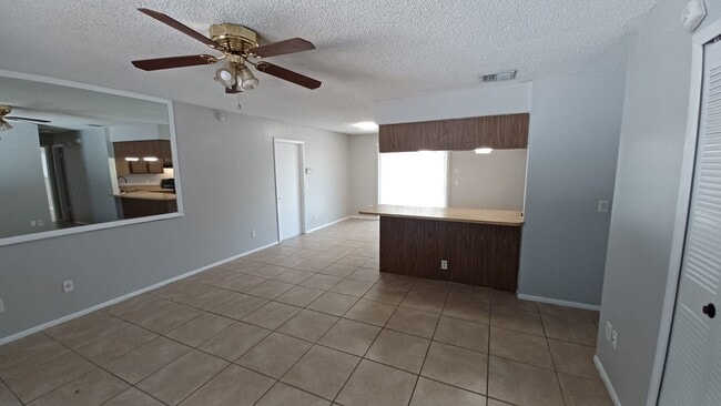 Building Photo - 2 Bedroom, 1.5 Bath in Orlando - Priced to...