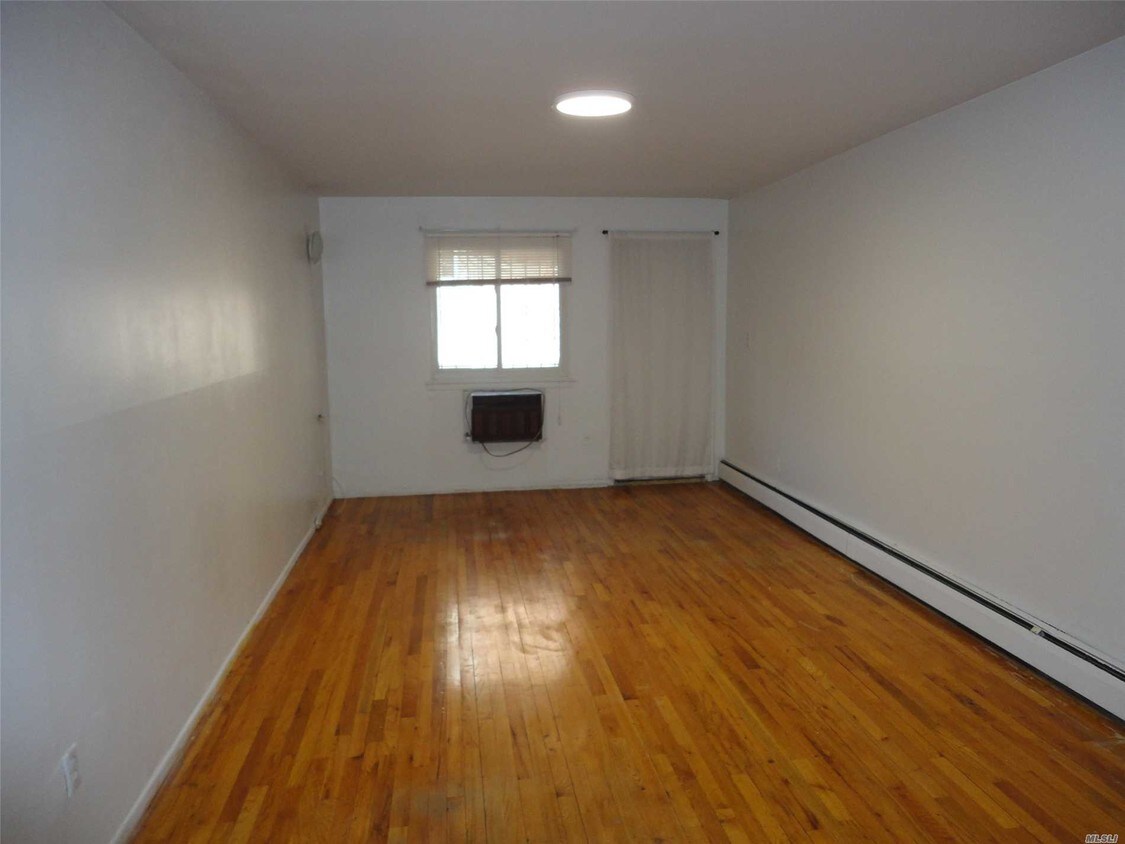 Foto del edificio - 144-37 Barclay Ave