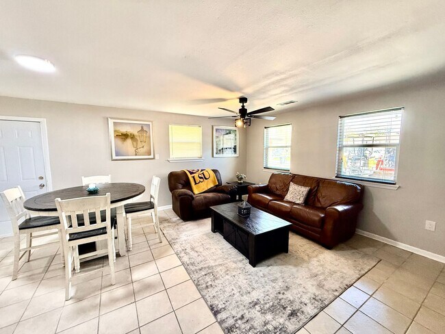 Foto del edificio - Fully Renovated & Furnished 3BR/2BA Duplex in Southgate – WiFi & Lawn Care Included