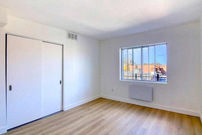 Building Photo - 25 Av des Pins O