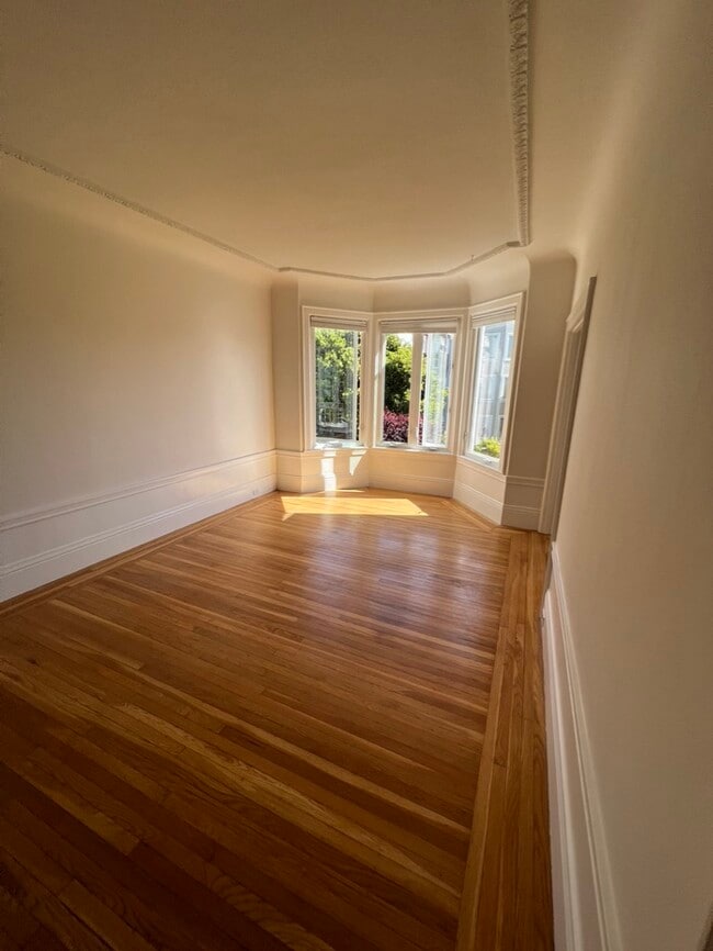 current living room looking south - 1341 Union St