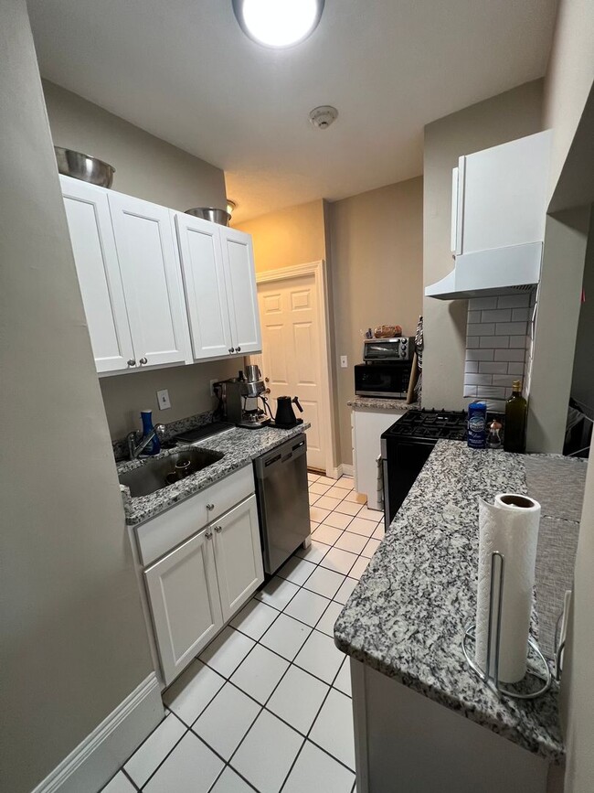 Building Photo - 9/1 Renovated 2BR near BU South/St Marys/A...