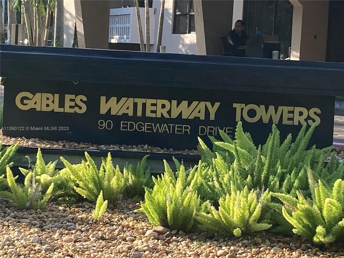 Foto principal - 90 Edgewater Dr