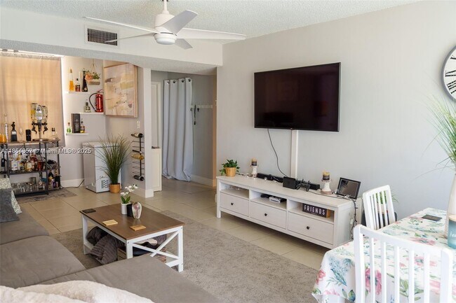 Foto del edificio - 3500 Blue Lake Dr