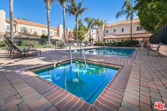 Building Photo - 5200 White Oak Ave