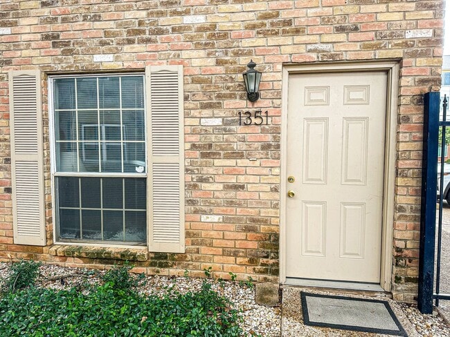 Building Photo - Cobblestone I Condo In The Baylor Bubble!