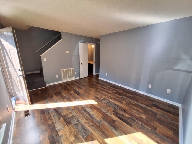 Building Photo - 323 Emerald Dr