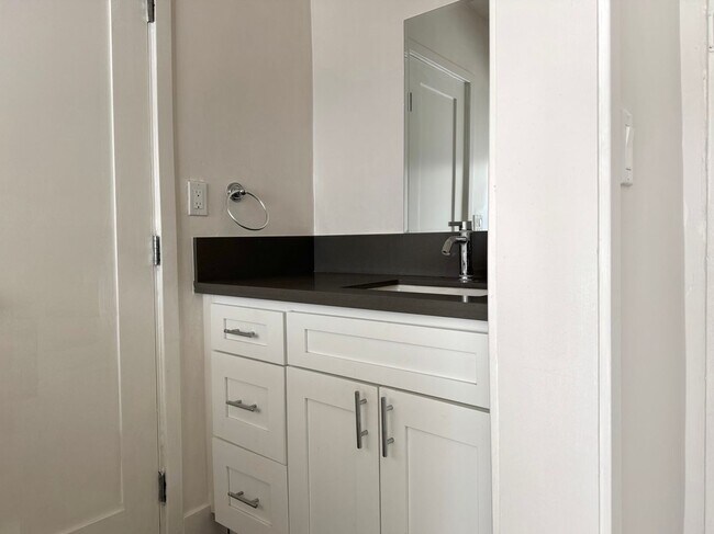 Foto del edificio - Koreatown Renovated Bachelor/Studio