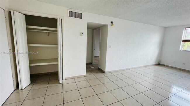 Building Photo - 606 W 81st St