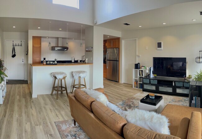 Building Photo - 8022 Linda Vista Rd