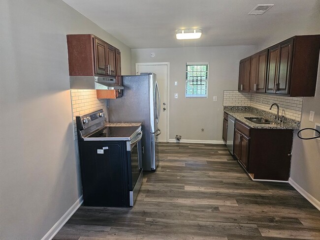 Building Photo - Renovated 2 bed 1 bath Duplex