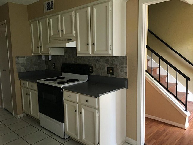 Building Photo - 2428 Miramar Ct