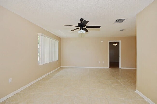 Building Photo - 121 Essex Dr