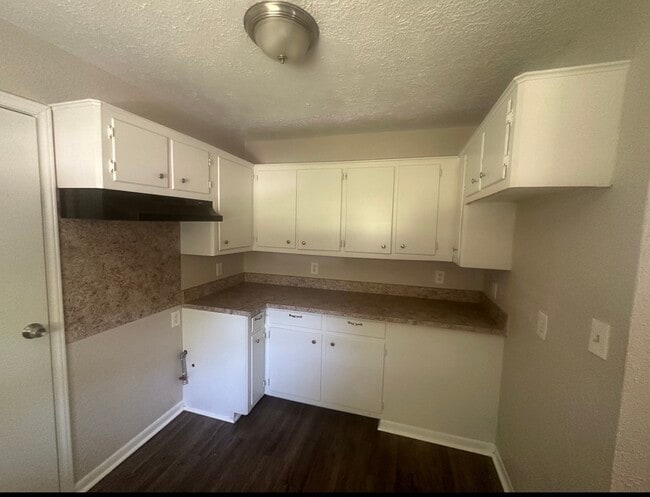 Building Photo - 8 Lanes End