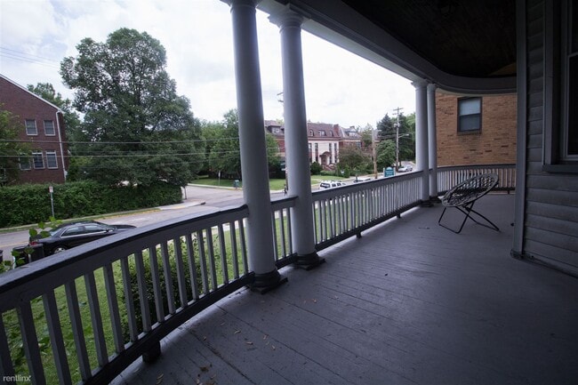 Building Photo - 3 br, 3 bath Triplex - August(oakland)util...