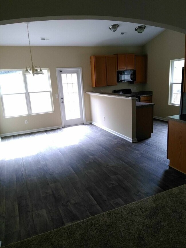 Foto del edificio - Spacious 4 Bedroom, 2.5 Bathroom Home!