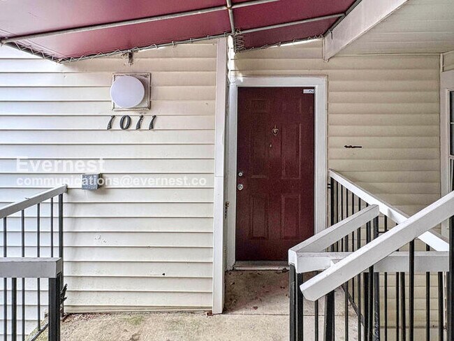 Building Photo - 2 Bed/1 Bath Condo with In-Unit Laundry / Pet-Friendly / Vouchers Accepted / Available Now!