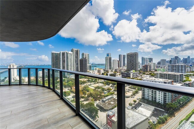 Foto del edificio - 121 NE 34th St
