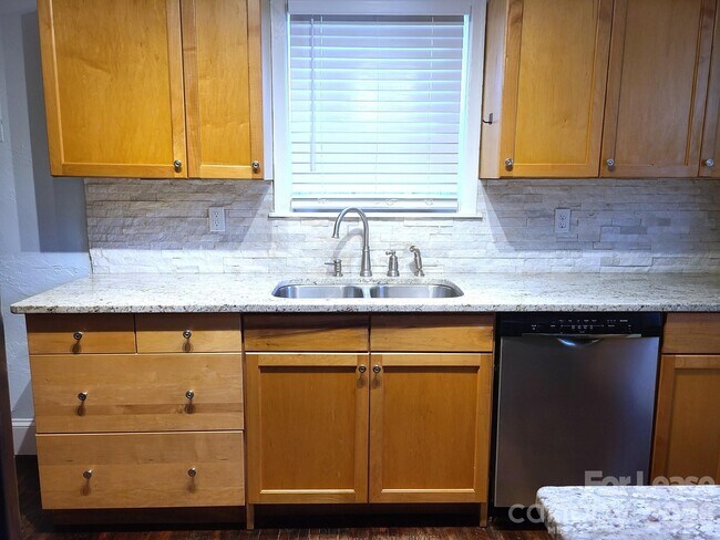 Building Photo - 4229 Hiddenbrook Dr