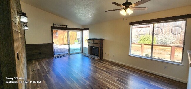 Building Photo - Beautiful & Unique 3 Bed 2 Bath Home w/Cus...