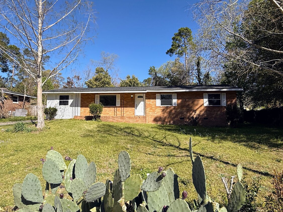 Primary Photo - 4 bed, 2 bath ranch-style home just minute...