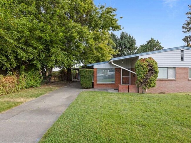 Building Photo - 2620 W Clearwater