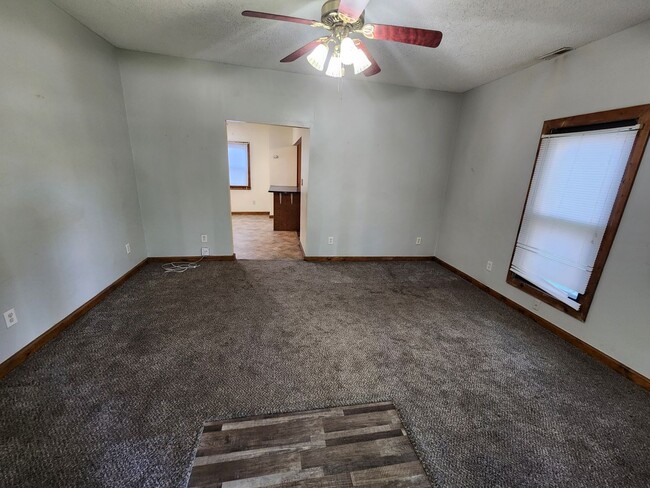 Building Photo - Nice, affordable 2BR home close to parks