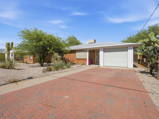 Building Photo - Charming 2-Bedroom Home with Vintage Character & Modern Comforts