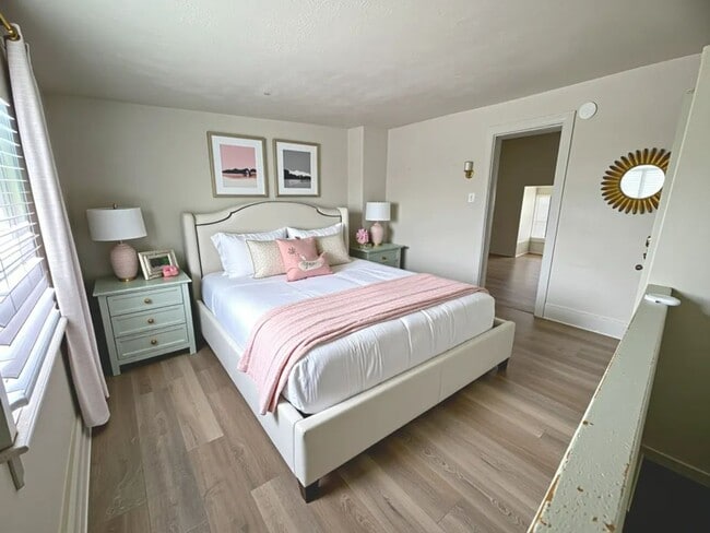 Building Photo - Renovated 5 Bedroom 2 Bathroom in York!