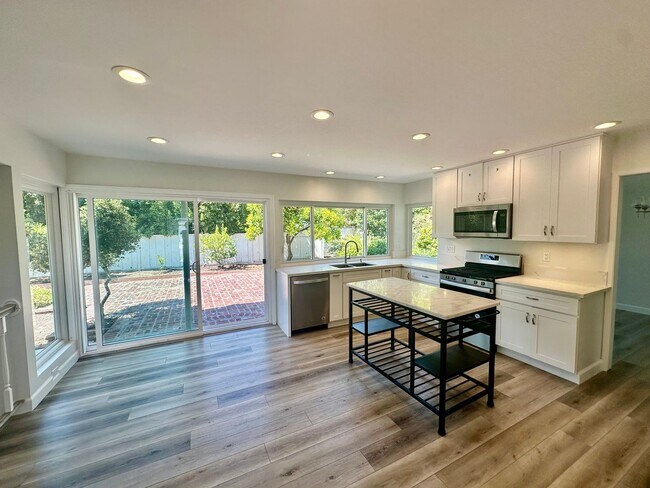 Foto del edificio - Welcome to this beautiful home in the high...