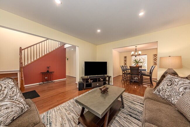 Foto del edificio - 2483 Warm Springs Ln