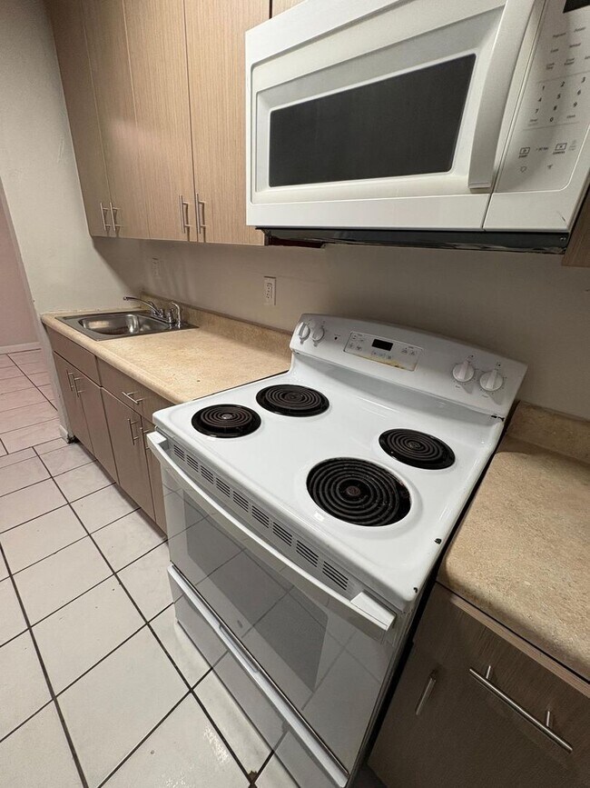 Building Photo - 900 NW