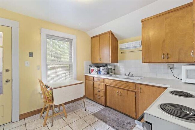 kitchen - 618 N Appleton St