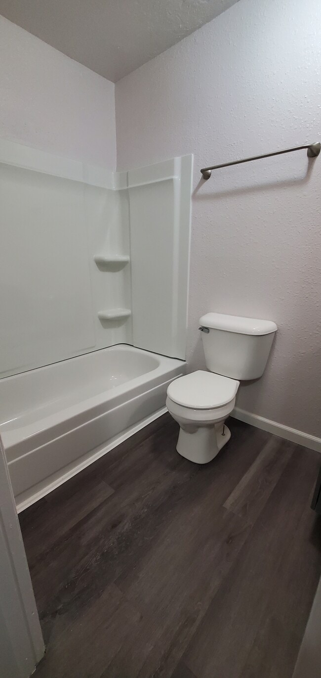 bathroom - 913 N Greenwood St #D