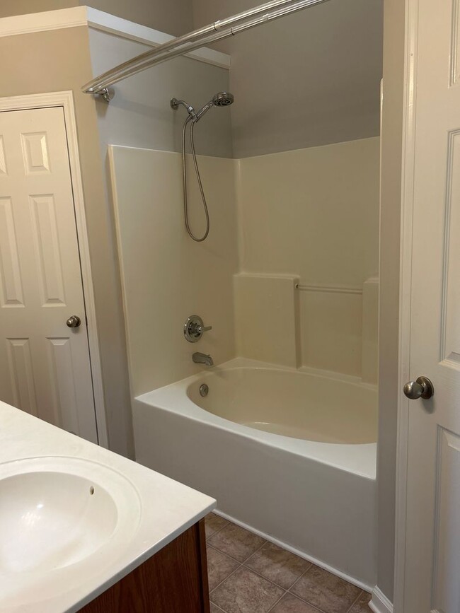 Building Photo - 3 Bedroom 2 bath with 2 Car Garage Home Fo...