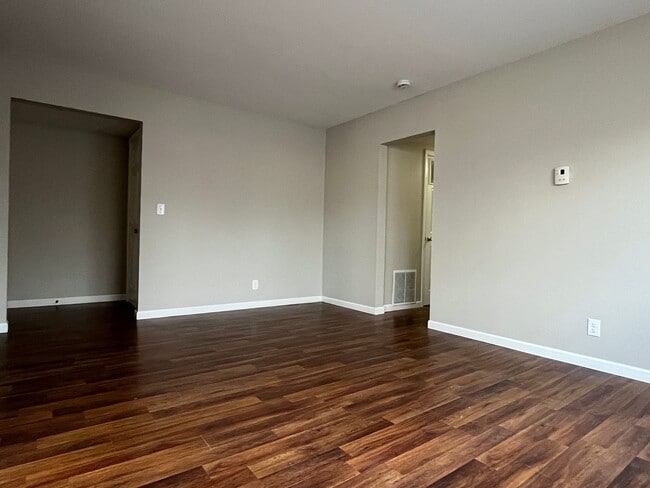 Building Photo - Spacious 2 Bedroom, 1.5 Bath