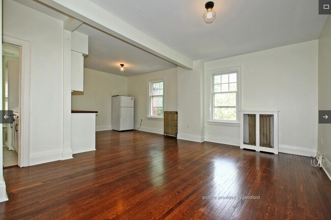 Photo du bâtiment - SPACIOUS, Bright, 1000 SQFT Upper unit in High Park.