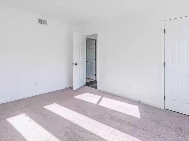 Building Photo - 3 Bedroom 2 Bathroom Single Family Home in...