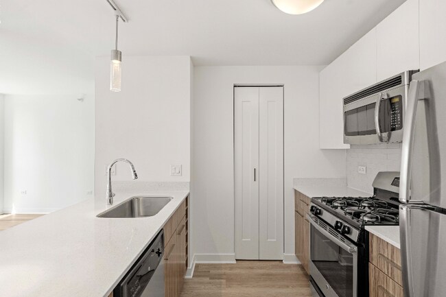 Foto del edificio - 411 W Wolf Point Plaza