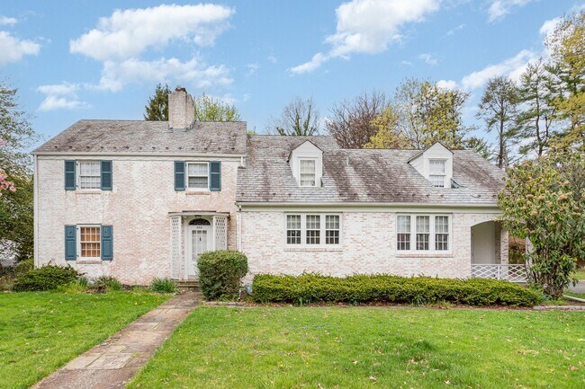Building Photo - 384 N 26th St