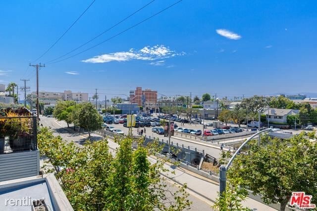 Building Photo - 208 S Venice Blvd