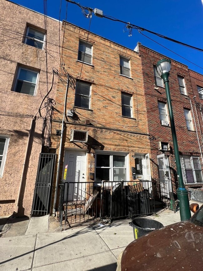 Building Photo - 3056 Richmond St