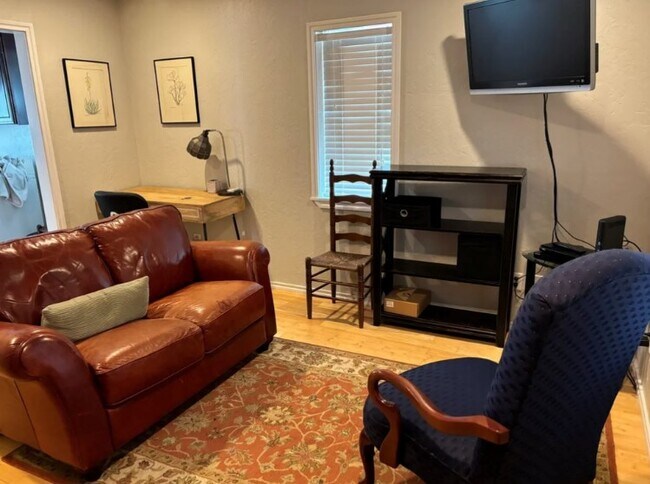 Building Photo - 1013 NE Mustang Dr