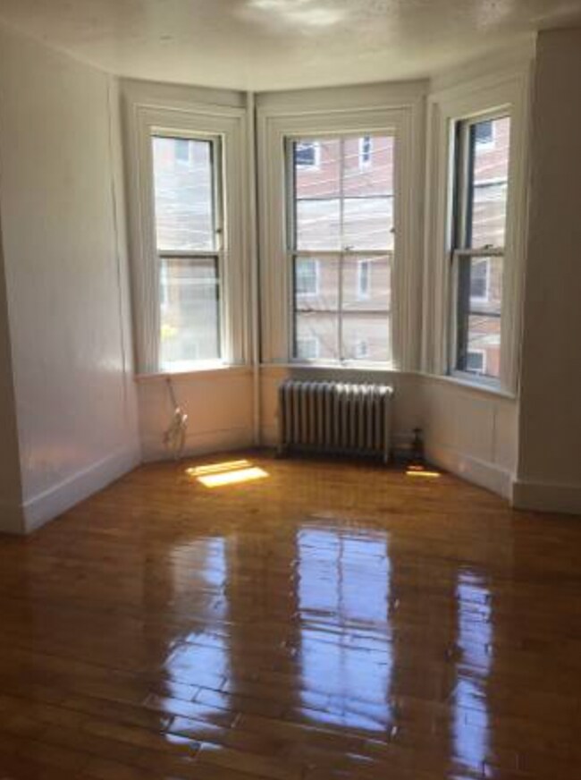 Building Photo - 8 Adella Pl