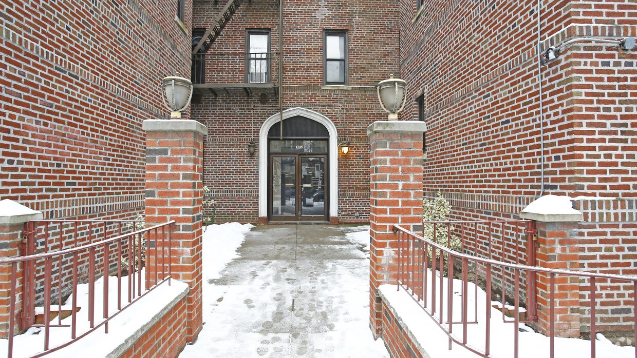 Building Photo - 302 Marine Ave