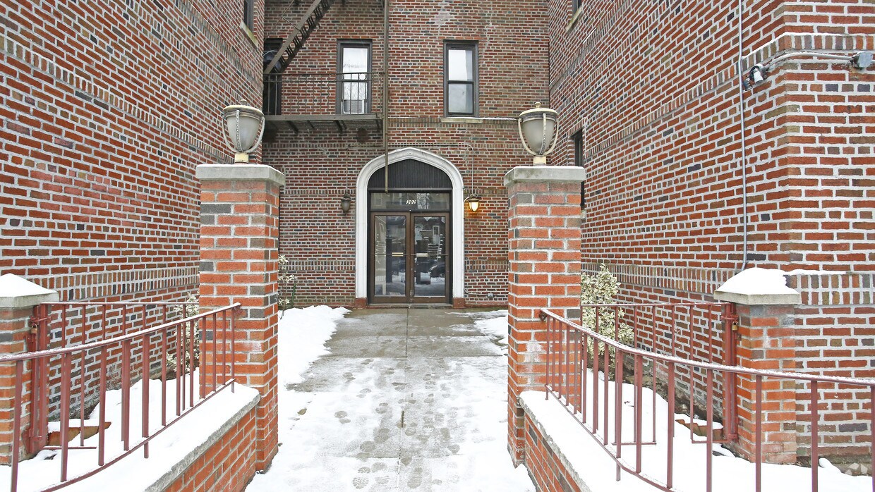 Foto del edificio - 302 Marine Ave