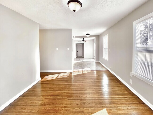 Foto del edificio - Charming Jenks Home with Vintage Character...