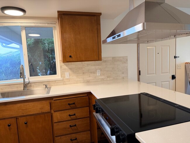 Building Photo - 1045 3rd Ave