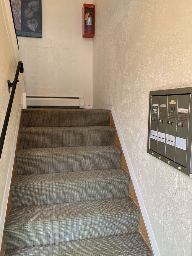 Foto del edificio - Large 2 Bedroom 1 Bath Apartment