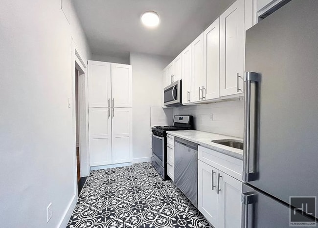 Building Photo - RIVERSIDE DRIVE / Amazing 3-Bed 1-Bath / F...